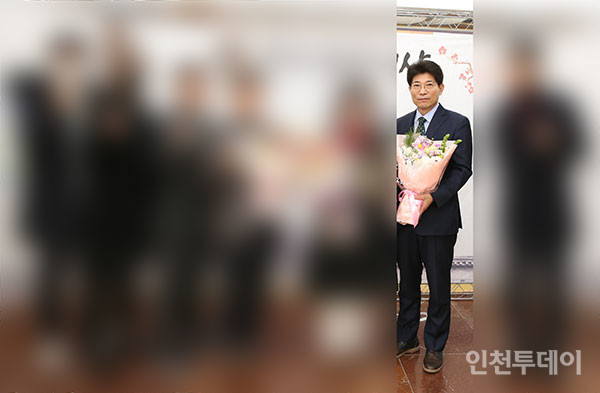 지난 2월 이종원 인천 서구문화재단 대표이사와 직원들이 A서구의원의 시상식에 참석해 축하하고 기념사진을 찍었다.(이영철 의원 제공)