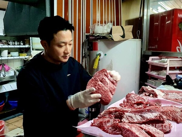 김범용 대성불고기 사장이 고기 품질을 확인하고 있다