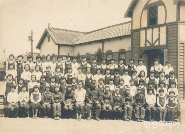 1994년 촬영된 것으로 추정되는 '인천송현초등학교 제1회 졸업기념 사진' (자료 제공 허종식 의원실)