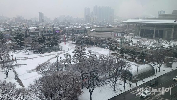 인천 남동구에 눈이 내리고 있다.