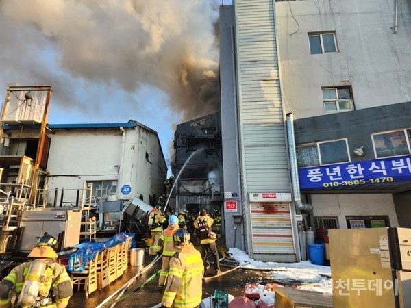 25일 오후 4시께 인천 부평구 십정동 공장에서 화재가 발생해 소방당국이 진화 중이다.