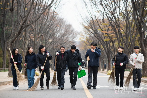김종필 인천시설공단 이사장과 직원들이 환경정비를 하고 있다.(사진제공 인천시설공단)