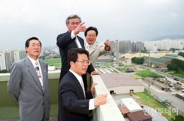 1995년 최용규(맨앞) 민선1기 부평구청장이 당시 최기선(뒤 가운데) 인천시장에게 캠프마켓을 소개하고 있다.