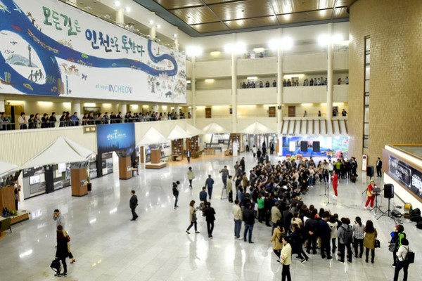 인천시청 중앙홀 전경. 해당 사진은 지난 28일 열린 인천뉴스 봉사대상 시상식과 관련이 없습니다.