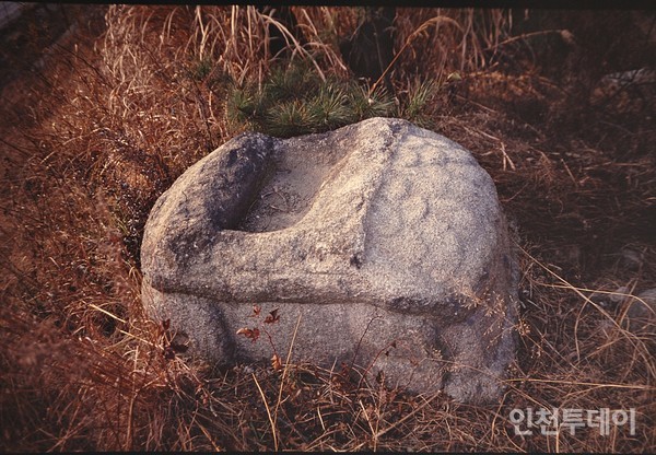 중심성 공해루 초석으로 알려졌던 중심성 사적비 귀부(1992년 늦가을).
