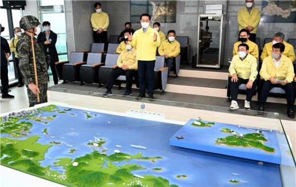 유정복 인천시장이 2022년 10월 북한 포격과 관련해 대연평도 연평평화전망대에서 안보상황을 점검하고 있다.(사진제공 인천시)