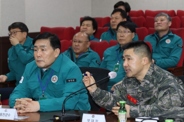 문경복 군수가 연평도 해병대원 관계자로부터 북측의 해안포 사격 상황에 대해 설명듣고 있다.