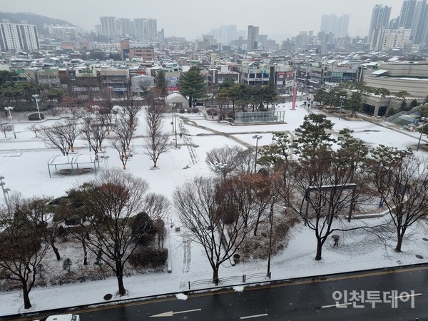 9일 인천 남동구에 눈이 내리고 있다. 