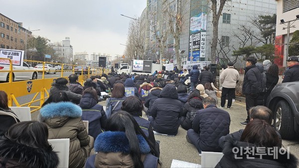 김경현 사회복지사 사망 100일 추모 집회가 (사)좋은친구들 앞에서 개최됐다.