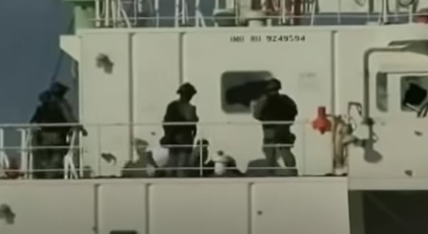 피랍된 쥬얼리호에 투입해 해적들은 무력화한 UDT 대원들 (사진제공 국방부)