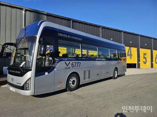 현대 유니버스 광역 수소버스 6777번의 모습.(사진제공 인천시)