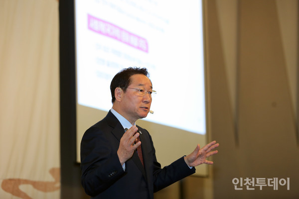 유정복 인천시장이 새얼아침대화에서 강연하고 있다.(사진제공 새얼문화재단)