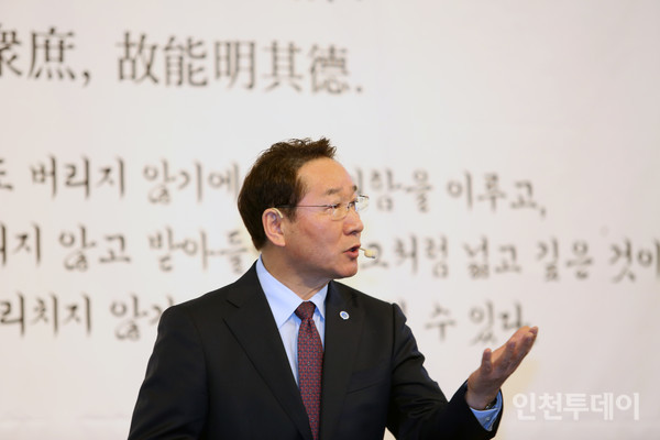 유정복 인천시장이 새얼아침대화에서 강연하고 있다.(사진제공 새얼문화재단)