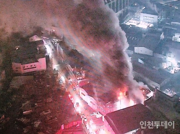 18일 오전 2시 28분께 인천 남동공단 소재 자동차 부품 제조 공장에서 화재가 발생했다.(사진제공 인천소방본부)
