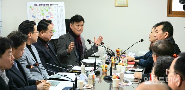 박종효 남동구청장이 만수주공아파트를 방문해서 주민 간담회를 진행하고 있다.(사진제공 남동구)