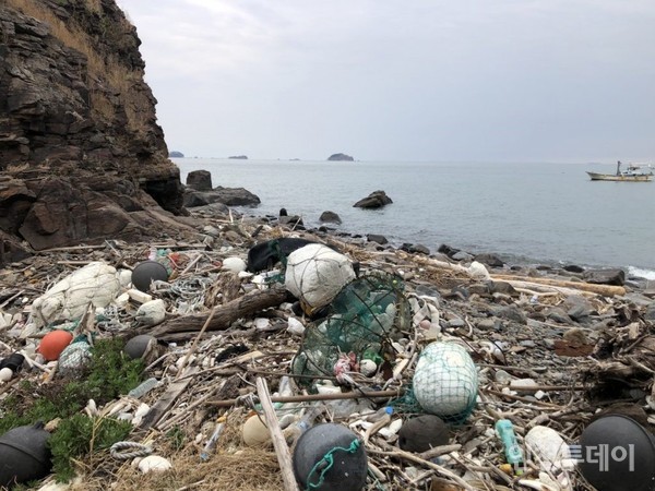 무인도에 수거되지 못한 채 쌓여있는 해양쓰레기(사진제공 인천녹색연합)