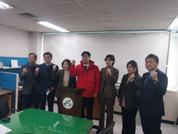 국힘 인재영입 1호 박상수 변호사가 24일 인천 서구청 브리핑룸에서 기자회견을 열고 출마를 선언했다.