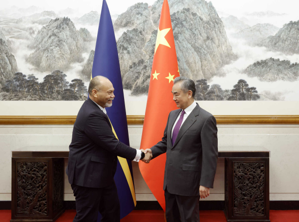 왕이 중국 외교부장이 리오넬 아인기미 나우루 외교장관과 베이징에서 만나 악수하고 있다. (사진 중국외교부)