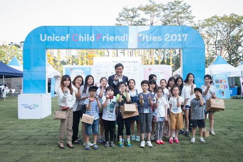 2017년 6월 서울 송파구에서 열린 ‘제1회 유니세프 아동친화도시 컨퍼런스 및 박람회’에 참가한 강범석 서구청장과 어린이들.