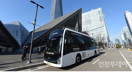 지난 2월 22일 국내 최초로 인천에 도입된 수소 고상버스.(사진제공 인천시)