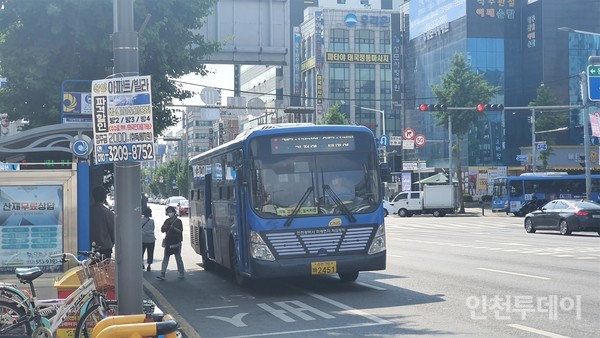 미세먼지 흡착필터를 부착한 인천의 시내버스.(사진제공 인천시)