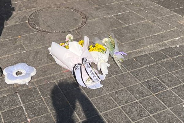 이태원 참사 사고현장에 시민들이 추모의미로 놓은 꽃.