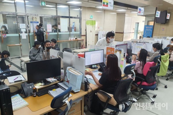 지난해 12월 폐쇄되기 전 운영 중인 인천외국인노동자지원센터의 모습.