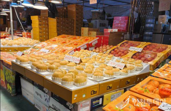 설 명절을 앞두고 인천의 한 농산물시장에 전시된 과일의 모습.(사진제공 인천시)
