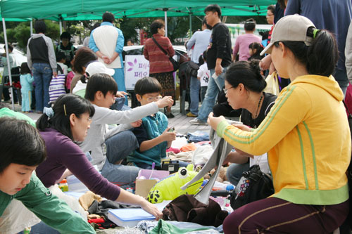 2010년 11월 열린 ‘행복한 부평 나눔장터’의 모습.(인천투데이 자료사진)