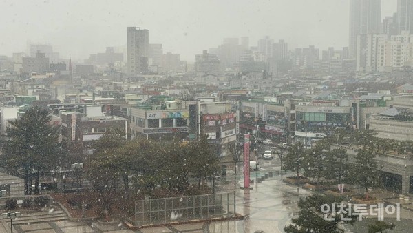 인천 남동구 구월동에 눈이 내리는 모습.