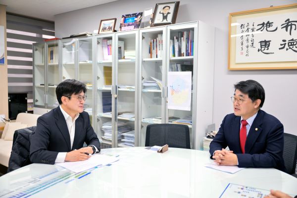 15일 배준영 의원이 김포시청을 방문해 김병수 시장과 거첨도~약암리 도로공사 재개를 합의했다.(사진제공 의원실)
