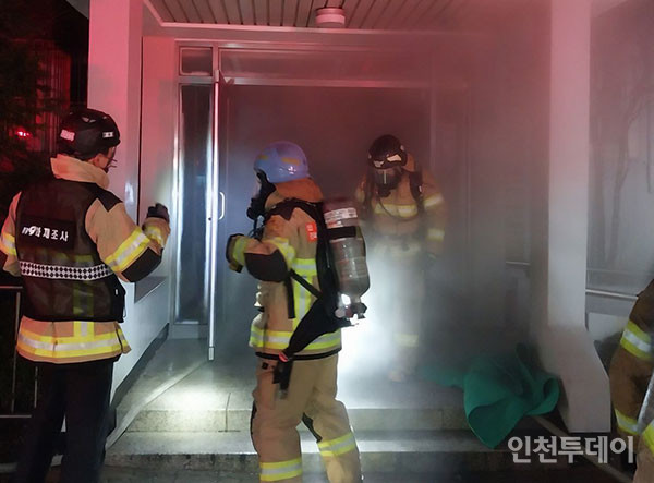 21일 새벽 인천 남동구 만수동 소재 한 아파트에서 화재가 발생해 소방대원들이 진화를 하고 있다.(사진제공 인천소방본부)