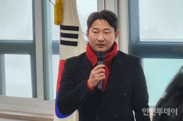 원희룡 전 장관 선거캠프 합류 소감을 밝히는 이천수 전 축구 국가대표 선수 