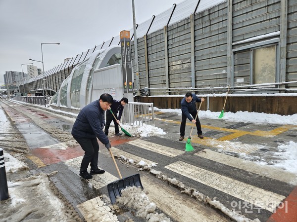 인천교통공사 직원들이 인천2호선 석남역 주변 제설작업을 하고 있다.(사진제공 인천교통공사)