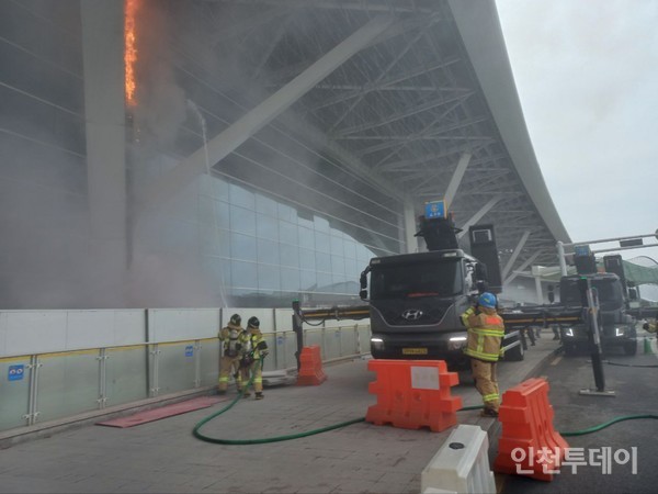 24일 오후 인천공항 제2여객터미널 3층 출국장 1번 게이트에서 화재가 발생해 소방이 이를 진압하고 있다.(사진제공 인천소방본부)