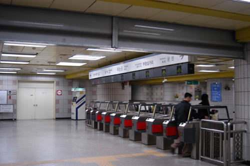 인천 도시철도를 이용하는 시민들