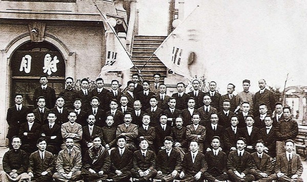 1921년 대한민국 임시정부 및 임시의정원 신년축하 기념사진. (사진 국사편찬위원회 우리역사넷 갈무리)