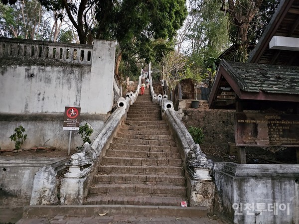 시부타밧 사찰(Wat Siphoutthabat) 법당 뒤에서 부처님 발자국으로 오르는 길.