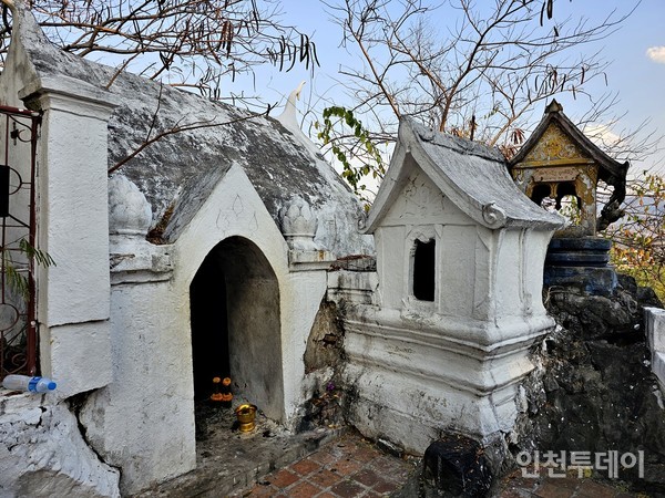 부처님 발자국이 있는 콘크리트로 지은 작은 전각.
