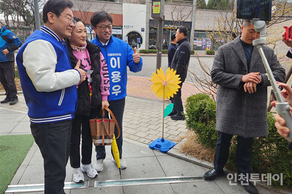 더불어민주당 이재명 당대표는 12일 인천 서구 청라국제도시를 방문해 서구을 예비후보 이용우 변호사와 함께 주민들을 만나고 있다.