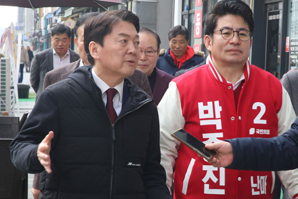 국민의힘 안철수 국회의원이 12일 인천 서구을 예비후보 박종진 전 앵커와 청라 상가를 돌며 이야기를 나누고 있다.