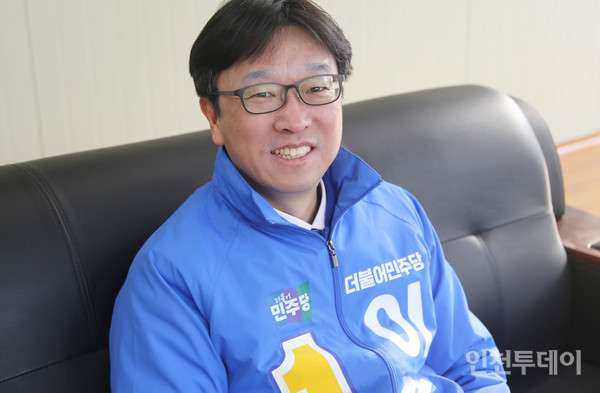지난 12일 22대 총선 인천 서구을에 출마한 더불어민주당 이용우 예비후보가 인터뷰를 하고 있다.