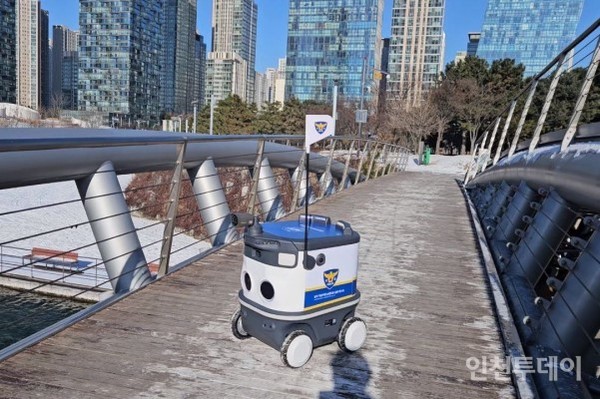 인천 연수구 송도 센트럴파크에서 시범운용 중인 AI 순찰로봇.