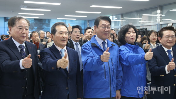 사진은 민주당 김교흥(왼쪽에서 3번째) 예비후보가 지난 13일 선거사무소 개소식을 진행하는 모습.