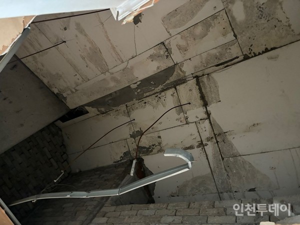 인천 연수구 소재 용담마을아파트 천장이 무너졌다.(사진제공 백 씨)