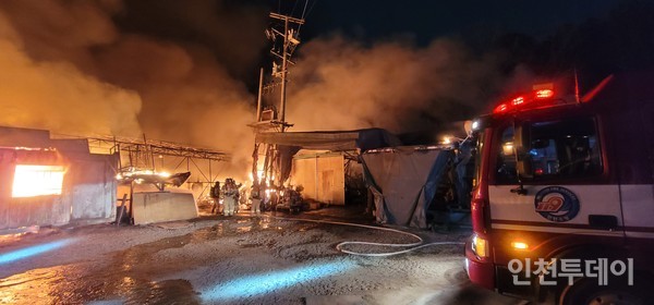 18일 서구 대곡동 72-1번지 일대 빌라 인근에서 발생한 화재.(사진제공 인천소방본부)