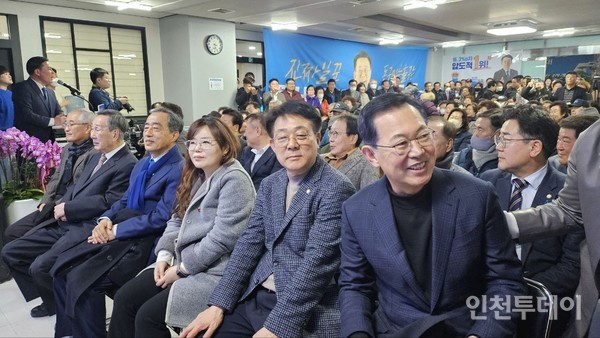 허종식 예비후보 개소식에 참석한 박남춘 전 인천시장의 모습.