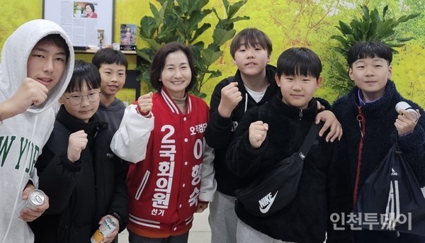 국민의힘 인천 서구병 이행숙 예비후보가 학생들과 사진을 찍었다.(사진제공 이행숙 선거캠프)