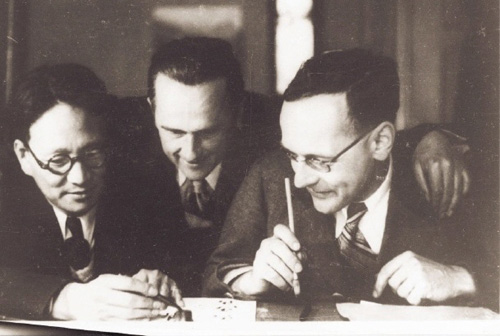 1935년 부루노와 베른하르트에게 서예를 지도하고 있는 이미륵(맨 왼쪽).