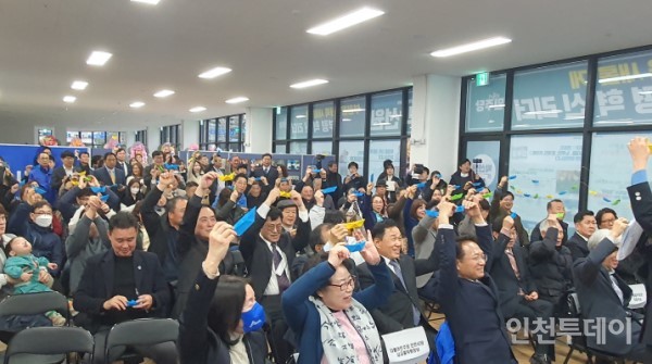 22일 열린 더불어민주당 부평구을 박선원 후보 선거사무소에 참석한 지지자들이 기념사진을 찍고 있다.